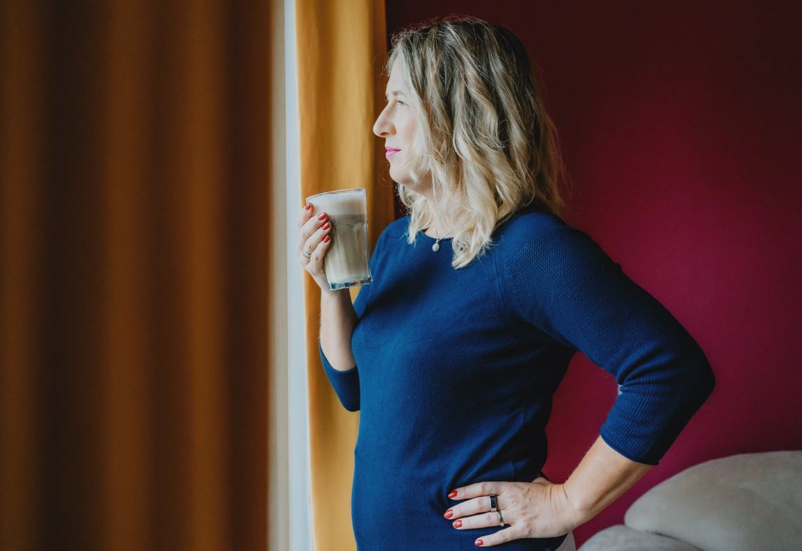 Caroline Monteiro am Fenster